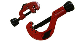 Coupe-tuyau - Maintenir le tuyau dans un étau pendant qu'on utilise l'outil. Attention, le rebord peut être coupant. Coupe-tuyau - Maintenir le tuyau dans un étau pendant qu'on utilise l'outil. Attention, le rebord peut être coupant.