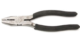 Pinces universelles - Le bout plat sert à tenir des plaques, la section en demie-lune sert à tenir des boulons ou des écrous et la partie coupante peut servir à couper du fil ou des petites tiges métalliques (de petit calibre). Pinces universelles - Le bout plat sert à tenir des plaques, la section en demie-lune sert à tenir des boulons ou des écrous et la partie coupante peut servir à couper du fil ou des petites tiges métalliques (de petit calibre).