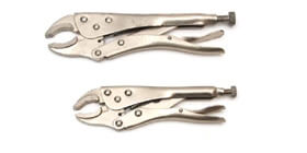 Pinces - Les tiges, tubes et tuyaux sont bien tenus par les mors rainurés des premières.  Elles servent aussi de clés pour boulonner/déboulonner. La deuxième (cliquez sur l'image pour la voir) sert à maintenir les plaques de métal ensemble. Leur mors endommagent le bois (utiliser plutôt des serres en C avec un rebut de bois).