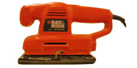 Ponceuse rectangulaire (PR) - AVERTISSEMENT : Vous devez fournir votre papier abrasif. Nos ponceuses utilisent des feuilles standards de papier 8 po. x 10 po. que vous divisez en 4.<br />
<br />
Les papiers abrasifs sont disponibles chez les marchands selon un "grit" donné.  Cette valeur correspond au nombre de grains abrasifs par pouce.  Un "grit" 60 est plus abrasif qu'un "grit" 120 qui est nettement plus doux.  Consultez la rubrique Poncer le bois pour des conseils.