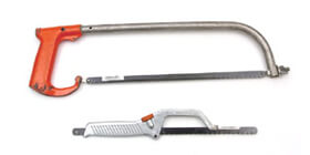 Scies à métaux - Il est toujours souhaitable de bien fixer la pièce à un étau ou sur un établi avec des serres pour minimiser la vibration de la pièce et assurer une coupe nette. Scies à métaux - Il est toujours souhaitable de bien fixer la pièce à un étau ou sur un établi avec des serres pour minimiser la vibration de la pièce et assurer une coupe nette.