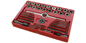 Tarauds et filières - Pour fileter une tige : tenir solidement la tige dans un étau avec le bout à fileter vers le haut. Nettoyer la tige et l’enduire d’huile de coupe (qui sert à dissiper la chaleur). Appliquer la clé-manchon qui porte la matrice de filetage choisie et tourner lentement - un tour complet puis on recule d'un demi-tour pour évacuer les copeaux de métal.<br />
<br />
Pour tarauder : Tenir solidement la pièce dans un étau et pré-percer verticalement la pièce de métal au diamètre adéquat. Enduire le trou d’huile de coupe. Tourner la clé-manchon qui porte le foret fileté choisi en appliquant une pression vers le bas. Un tour complet puis on recule d'un demi-tour pour évacuer les copeaux. Tarauds et filières - Pour fileter une tige : tenir solidement la tige dans un étau avec le bout à fileter vers le haut. Nettoyer la tige et l’enduire d’huile de coupe (qui sert à dissiper la chaleur). Appliquer la clé-manchon qui porte la matrice de filetage choisie et tourner lentement - un tour complet puis on recule d'un demi-tour pour évacuer les copeaux de métal.<br />
<br />
Pour tarauder : Tenir solidement la pièce dans un étau et pré-percer verticalement la pièce de métal au diamètre adéquat. Enduire le trou d’huile de coupe. Tourner la clé-manchon qui porte le foret fileté choisi en appliquant une pression vers le bas. Un tour complet puis on recule d'un demi-tour pour évacuer les copeaux.