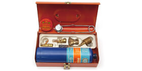 Nécessaire à soudure - Fournir votre flux à souder et votre bobine de métal de brasage (plomb/étain).<br />
Le brasage s’appuie sur la capillarité. Nettoyer et ajuster précisément les pièces à joindre l’une à l’autre.<br />
Appliquer la pâte de flux dans l’espace du joint entre les pièces.<br />
Chauffer simultanément le métal de brasage et le joint, la pâte de flux s’évapore créant un vide dans lequel le métal de brasage est aspiré et agit comme une « colle » lorsqu’il refroidit. Nécessaire à soudure - Fournir votre flux à souder et votre bobine de métal de brasage (plomb/étain).<br />
Le brasage s’appuie sur la capillarité. Nettoyer et ajuster précisément les pièces à joindre l’une à l’autre.<br />
Appliquer la pâte de flux dans l’espace du joint entre les pièces.<br />
Chauffer simultanément le métal de brasage et le joint, la pâte de flux s’évapore créant un vide dans lequel le métal de brasage est aspiré et agit comme une « colle » lorsqu’il refroidit.